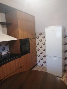 kuchnia z lodówką i stołem w obiekcie Casa Garri' Sciconi di Briatico w mieście Briatico