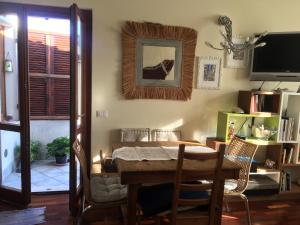 uma sala de jantar com uma mesa e uma fotografia de cão na parede em Terrazza Mezule em Narni