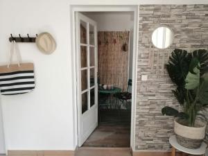 korytarz z kamienną ścianą i drzwiami w obiekcie Calme et Intimité proche Avignon Piscine options au choix privée ou partagée de juin à octobre w mieście Morières-lès-Avignon