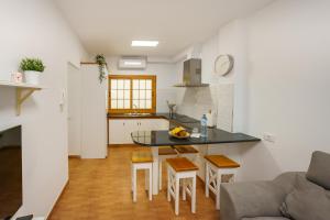 A kitchen or kitchenette at Risco Verde Paradise