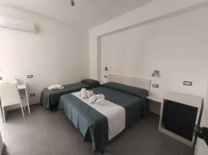 A bed or beds in a room at Ninfea Tropea City Rooms