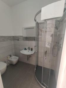 Bilik mandi di Ninfea Tropea City Rooms