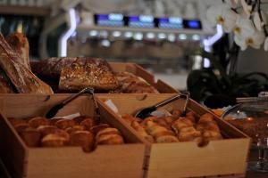 two wooden boxes filled with different types of bread at Le Rose Thé in La Ciotat