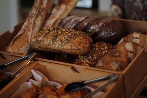 a wooden box filled with different types of bread at Le Rose Thé in La Ciotat