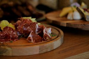 two plates of food on a wooden table at Le Rose Thé in La Ciotat