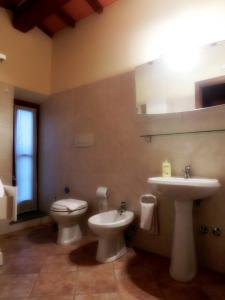 Koupelna v ubytování Country House La Fattoria Bellandi