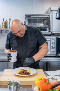A kitchen or kitchenette at Hotel Erika