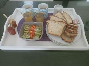 bandeja con un plato de pan y tostadas y bebidas en La Sornière, en Talmont 7 fotos más