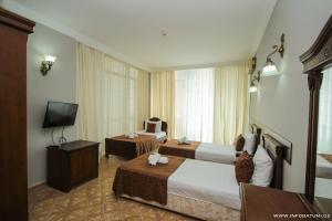 Postel nebo postele na pokoji v ubytování Hotel Cameo + 37 fotografií