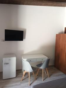 einen Schreibtisch und einen Stuhl in einem Zimmer in der Unterkunft B&B JoseyMaria in Marina di Camerota