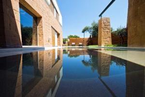 una piscina de agua frente a un edificio en Conte Marino Villas, en Máleme