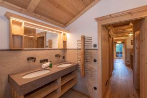 een badkamer met twee wastafels en een spiegel bij Golmerhaus in Schruns
