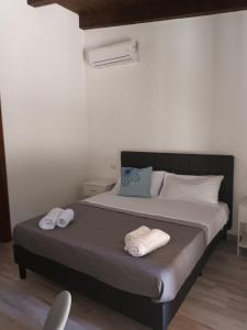 ein Schlafzimmer mit einem Bett mit zwei Handtüchern darauf in der Unterkunft B&B JoseyMaria in Marina di Camerota
