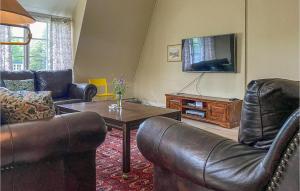 ein Wohnzimmer mit Ledermöbeln und einem Flachbild-TV in der Unterkunft Gorgeous Home In Finspng With Wifi in Finspång