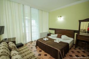 Rúm í herbergi á Hotel Cameo