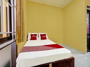 En eller flere senge i et værelse på OYO 91364 Pondok Alfa