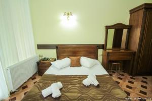 Rúm í herbergi á Hotel Cameo