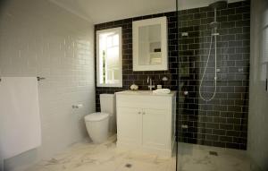 uma casa de banho com um WC, um lavatório e um chuveiro em Heal House em Brisbane