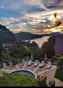 a pool with chairs and a view of a lake at Hotel Revi Inn in Valle de Bravo