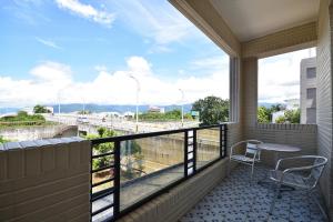 ein Balkon mit Tisch und Stühlen und Aussicht in der Unterkunft Kai Feng B&B in Taitung