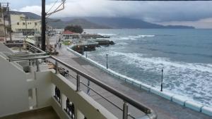 una vista sull'oceano dal balcone di un edificio di Mandy Suites a Kíssamos