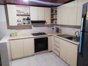 Habitaciones en Edificio Ginebra Manizales的厨房或小厨房