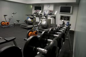 ein Fitnessstudio mit einem Haufen Trainingsräder darin. in der Unterkunft Hotel Urban St Leonards in Sydney