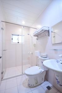 ein Badezimmer mit Toilette, Dusche und Waschbecken in der Unterkunft Kai Feng B&B in Taitung + 30 Fotos