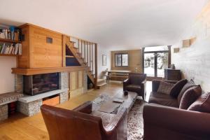 un soggiorno con divano e camino di House Berenice - Chamonix les Praz a Chamonix-Mont-Blanc