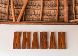 a wooden table topped with wooden posts at Khaban Bacalar Hotel Boutique in Bacalar