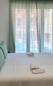 uma cama com duas toalhas com uma janela em La DaMa di Santa em Santa Margherita Ligure