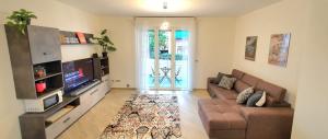 a living room with a couch and a television at La DaMa di Santa in Santa Margherita Ligure