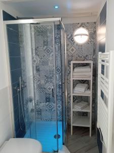 una ducha con puerta de cristal en un baño en CASTA DIVA, en Sorrento