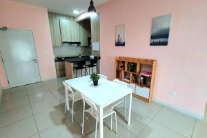 einen weißen Tisch und Stühle in einem Zimmer mit Küche in der Unterkunft Serene Stay Minimalist @ Southville City in Kajang