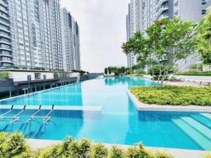 ein großes Schwimmbad in einer Stadt mit hohen Gebäuden in der Unterkunft Serene Stay Minimalist @ Southville City in Kajang