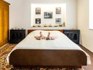 een slaapkamer met een bed met twee poppen erop bij Avlija - Historic Gem in Sarajevo