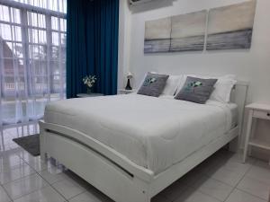 Tempat tidur dalam kamar di Beit Azzahra Private Pool Villa at Pantai Batu Hitam