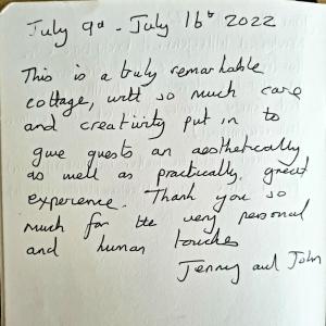 een handgeschreven brief, geschreven met zwarte inkt op wit papier bij An Artist's Cottage in Fishguard +26 foto's