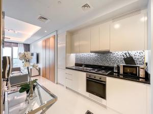Kuchyň nebo kuchyňský kout v ubytování Luton Vacation Homes - Damac Paramount Midtown Business Bay Dubai - 37AB09