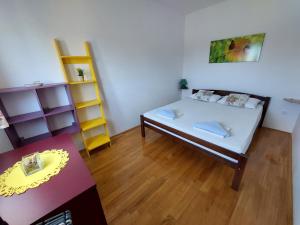 Postel nebo postele na pokoji v ubytování Apartments Crnjac