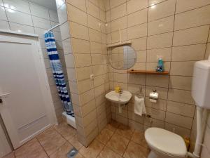 Koupelna v ubytování Apartments Crnjac