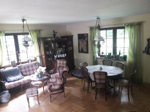 sala de estar con mesa, sillas y sofá en Jurajskie Zacisze, en Zawiercie