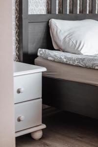 ein Schlafzimmer mit einem Bett mit einer weißen Kommode und einer Schublade in der Unterkunft Rabbit Hotel in Raiskums