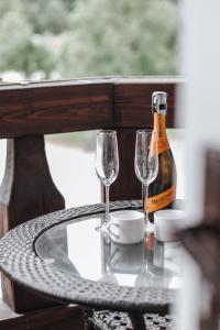 eine Flasche Champagner und zwei Gläser auf dem Tisch in der Unterkunft Rabbit Hotel in Raiskums