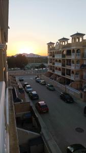 un parking avec des voitures garées devant un bâtiment dans l'établissement Home S&F- Algorfa, à Algorfa