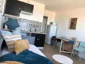 un soggiorno con divano e cucina di L'Évasion - Studio - Vue mer a Calais