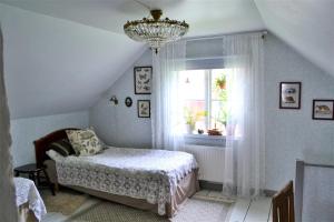A bed or beds in a room at Stuga med lantlig känsla nära Örebro city