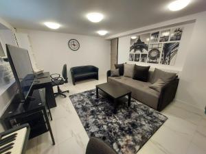 - un salon avec un canapé et un piano dans l'établissement Premium Terrace Apartament, à Cracovie