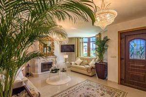 Televízia a/alebo spoločenská miestnosť v ubytovaní Casa Victoria garden con Jacuzzi y piscina