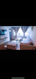 Lovely 1-bedroom rental unit with free parking 객실 침대